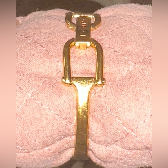 Gucci Horsebit
Vintage Gucci 1500L Horsebit Gold Plated Bangle Watch - Picture 6 of 15